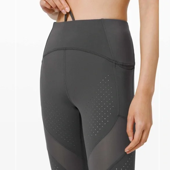 Lululemon Uncovered‎ Strength High-Rise Crop 23" in Graphite Grey Size 4 - Picture 4 of 13